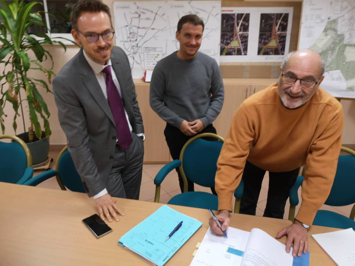 2022-11-Signature-promesse-vente-Maison-Hameau-scaled.jpg