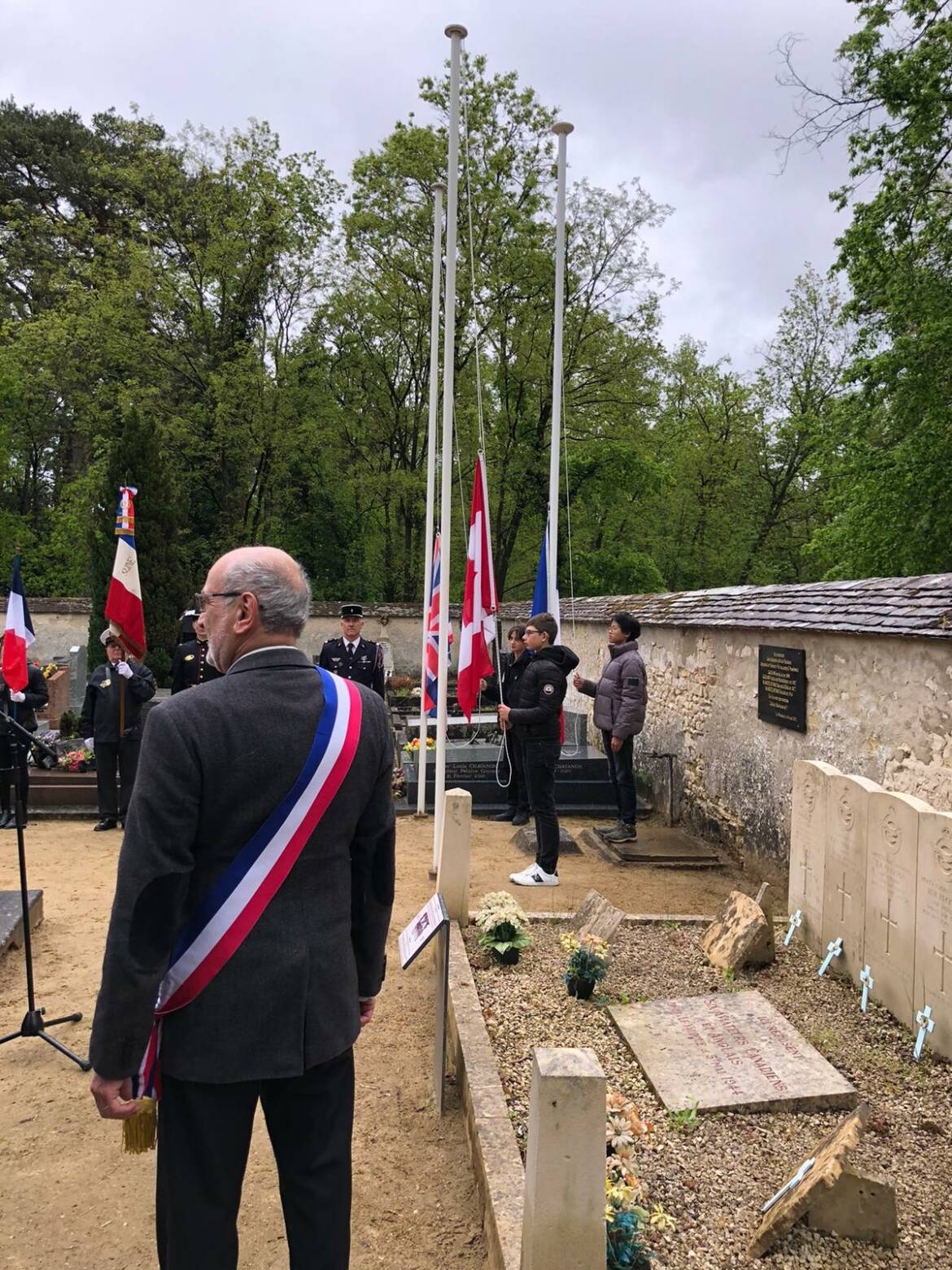 Levee-drapeaux-4-mai-commemoration.jpg