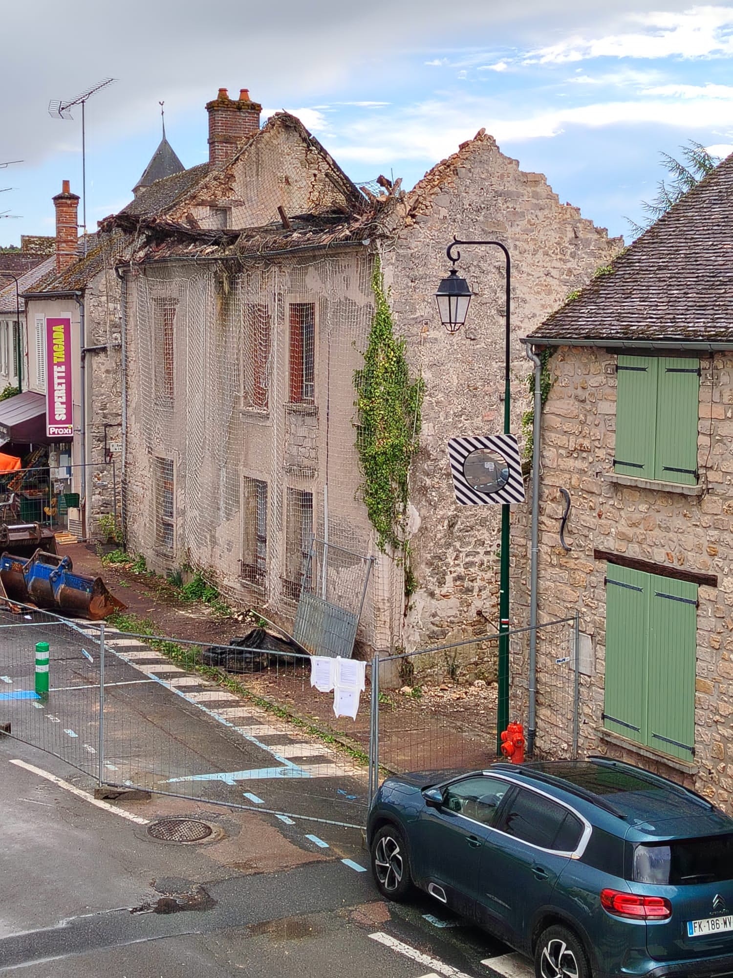 Début de la démolition de la maison Hameau